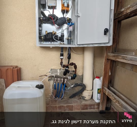 מערכת השקיה מותקנת על קיר עם צינורות